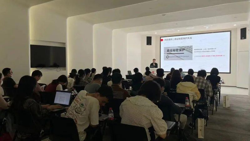 东莞实体店注册公司自己办还是找代办